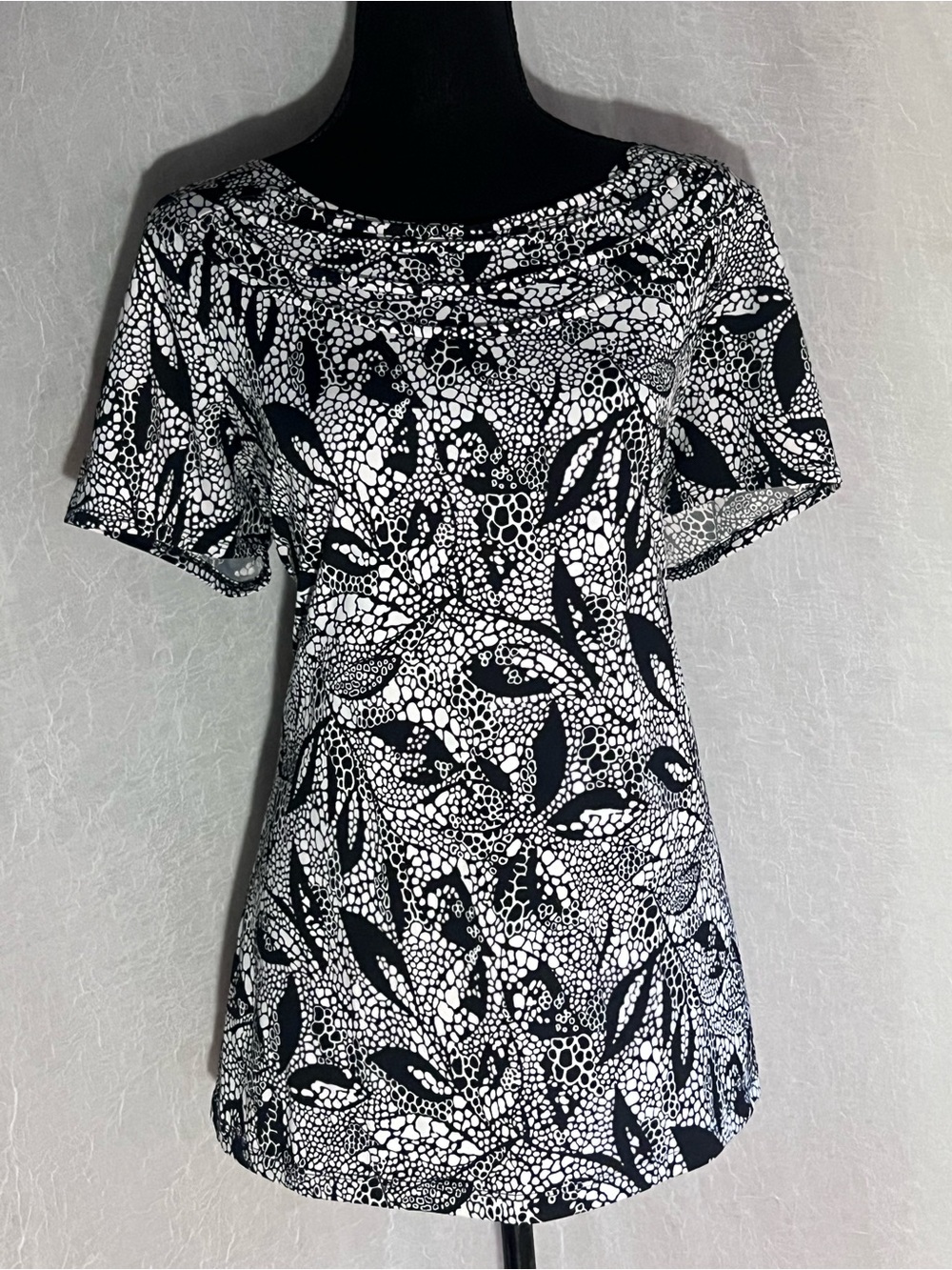 Susan Lawrence Black and White Leaf-Print Short Sleeve Top